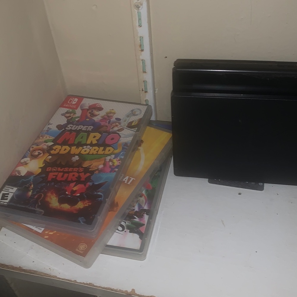Nintendo switch (missing joycons) comes with games